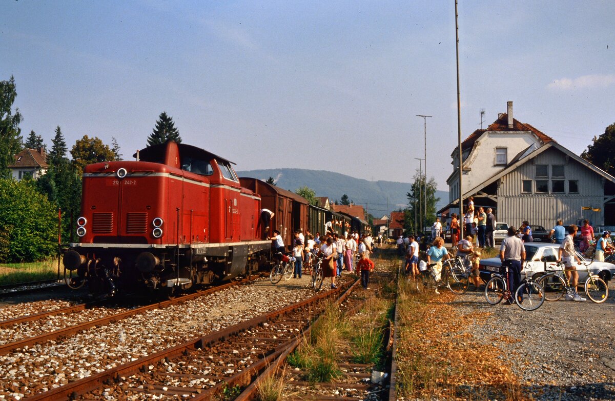Sonderfahrt auf der DB-Nebenbahn Kirchheim-Weilheim. Ich habe den Weilheimer Bahnhof nur am 22.09.1985 so voll erlebt! Lok 212 242-2 sorgt mit ihrem Zug bei den Fahrgästen und den zahlreich erschienen Eisenbahnfans und Bewohnern für Heiterkeit.
