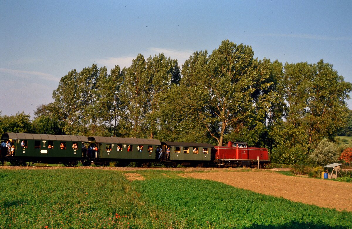 Sonderfahrt auf der DB-Nebenbahn Kirchheim-Weilheim mit DB-Lok 212 242-2. 
Wer hat noch Fotos von dieser Bahn? 
Datum: 22.09.1985