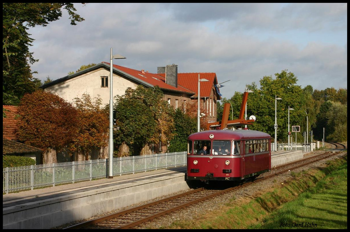 Sonderfahrt auf dem neu erstellten Streckenteil des Haller Willem. Am 22.10.2006 fährt hier der VT 95 9122 in Richtung Hankenberge durch den Haltepunkt Sutthausen.