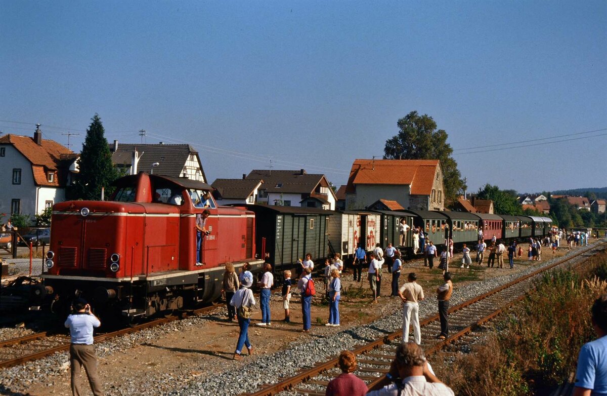 Sonderfahrt auf der früheren DB-Nebenbahn Böblingen-Dettenhausen mit DB-Lok 211 089-8 und vielen Eisenbahnfans vor dem Bahnhof Dettenhausen.
Datum: 29.09.1985