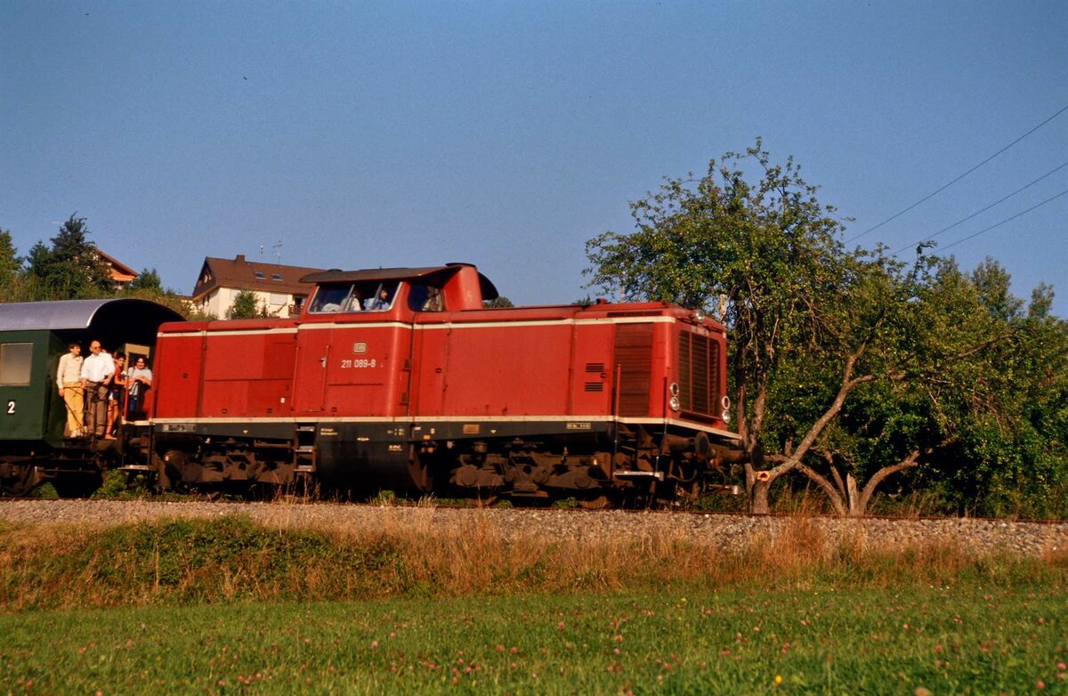 Sonderfahrt auf der früheren DB-Nebenbahn Böblingen-Dettenhausen mit einer Lok der DB-Baureihe 211 (zuvor Baureihe V 100). 
Datum: 29.09.1985