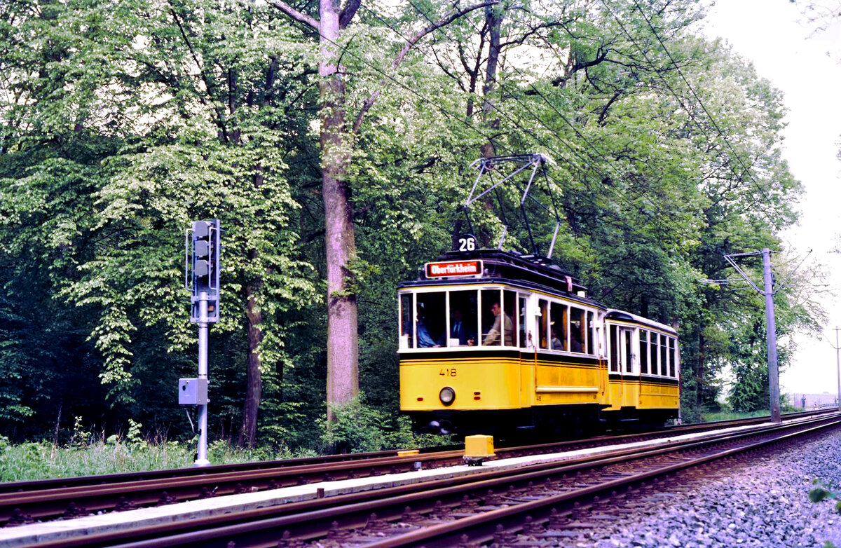 Sonderfahrt auf den Gleisen der früheren Filderbahn: Historischer Zug (TW 418 und BW 1241 SSB) zwischen den Stationen Landhaus (Möhringen) und Plieningen im Waldstück (31.05.1984)
