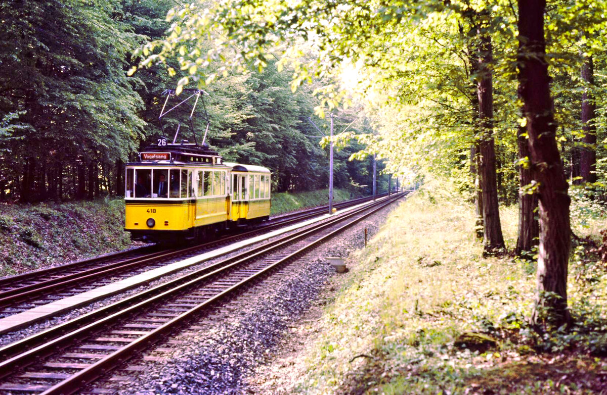 Sonderfahrt auf der ländlichen Stuttgarter Straßenbahnlinie 3 zwischen den Stationen Landhaus und Plieningen mit TW 418 (MF Esslingen) und BW 1241 (MF Esslingen Nachbaubeiwagen Serie 1200). 
Datum: 31.05.1984 