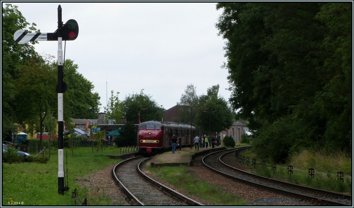 Sonderfahrt auf der Miljoenenlijn in Süd Limburg (NL). Dieser Plan U Dieseltriebwagen wartet in Wijlre auf die Ausfahrt nach Simpelveld. Noch zeigt das Signal Halt.Szenario vom 13.Juni 2014.