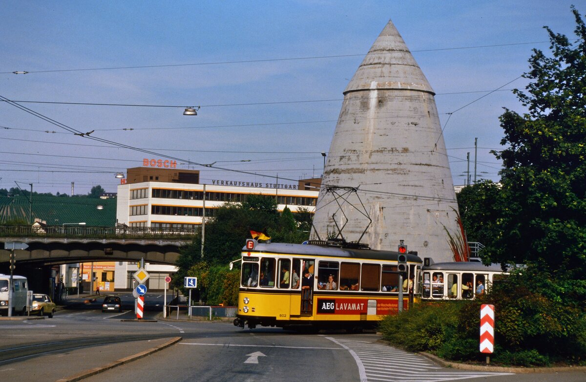 Sonderfahrt auf der Stuttgarter Straßenbahnlinie 6 nach Gerlingen: TW 802 (MF Esslingen Serie T2) und Beiwagen (Serie B2) nach Verlassen der Station Feuerbach Bahnhof (26.09.1986)