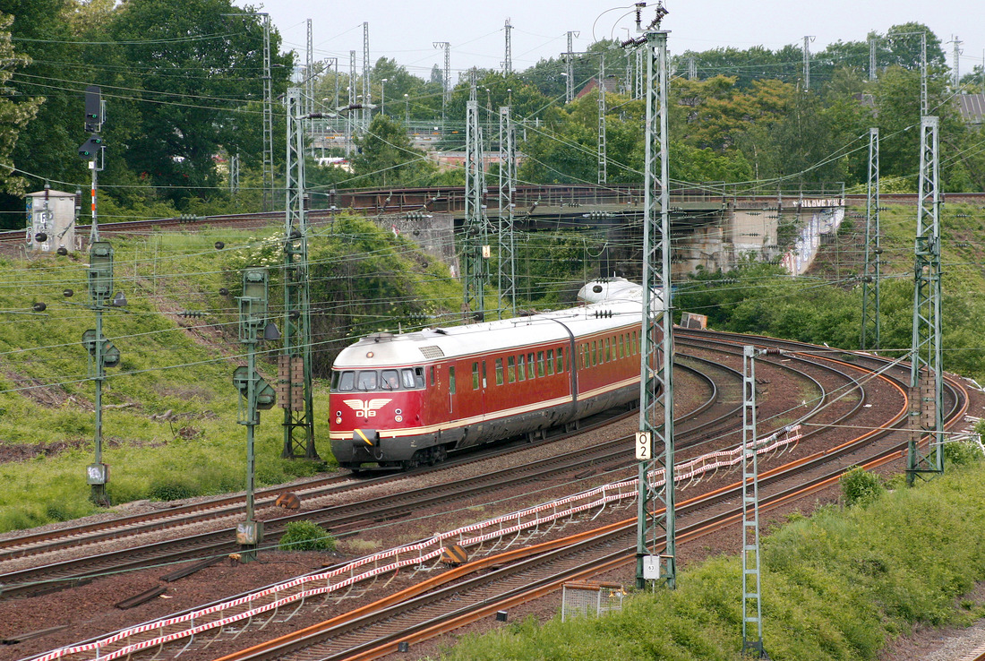 Sonderfahrt des VT 08 anlässlich der Eröffnung des Haltepunkts Köln-Weiden West.
Aufgenommen am 1. Juni 2006 am Nordkopf des Bahnhofs Köln West.