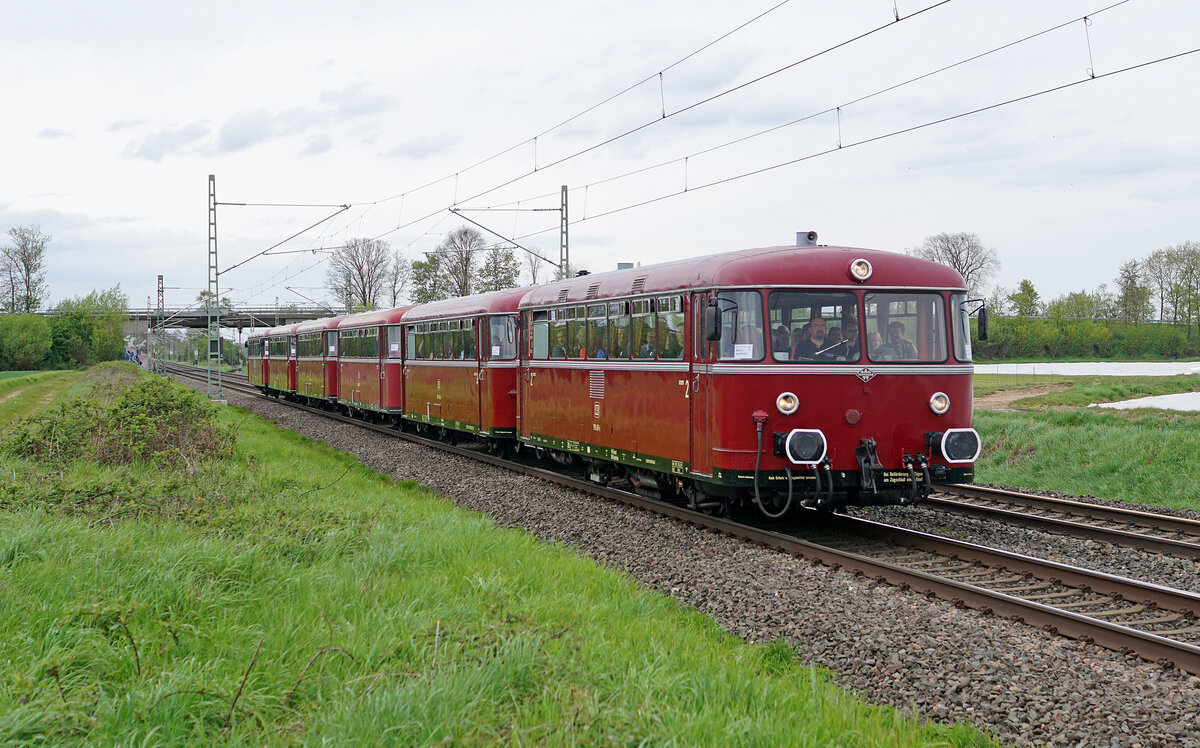 Sonderfahrt eines 6-teiligen Uerdinger Schienenbuszugs am 22.04.2023 in Bornheim.