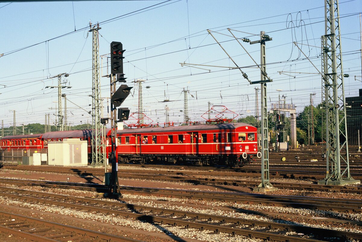 Sonderfahrt eines früheren Stuttgarter Vorortzuges der Baureihe ET 65 unmittelbar vor dem Stuttgarter Hauptbahnhof. Ich vermute, dass er die Nummer 465 006-5 trägt.
Datum leider unbekannt, wahrscheinlich 1988 