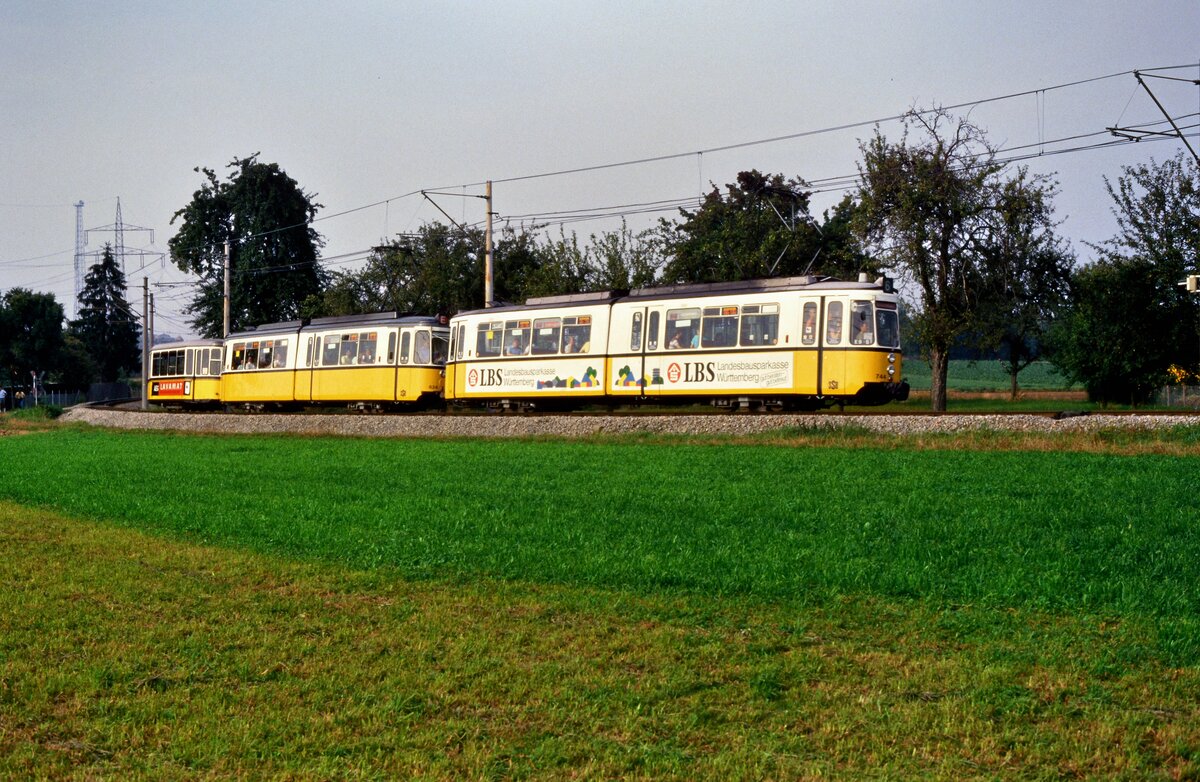 Sonderfahrt eines schönen Zuges der Stuttgarter Straßenbahn auf der Straßenbahnlinie 6 nach Echterdingen auf dem eingleisigen weg am Rand von Möhringen (Datum unbekannt)