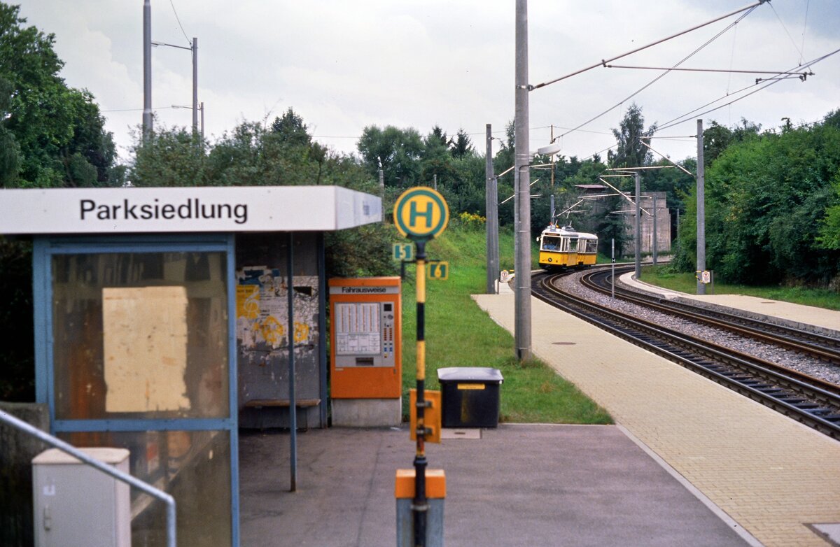 Sonderfahrt eines Straßenbahnzuges (TW 851 Uerdingen) durch Stuttgart-Möhringen, der Zug nähert sich der Station Parksiedlung, und die nächste Station ist dann Möhringen Bahnhof (31.05.1984)