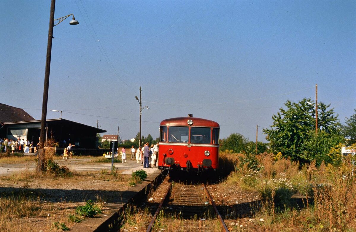 Sonderfahrt eines Uerdinger Schienenbuszugs auf der früheren DB-Bahnstrecke Stuttgart-Rohr-Filderstadt, hier der Halt im Bahnhof Leinfelden. Nur dieser eine Zug war auf dieser Strecke am 29.09.1985 noch unterwegs, danach gab es bis zur Eröffnung der S-Bahnlinie nur noch vereinzelte Rangierfahrten.  