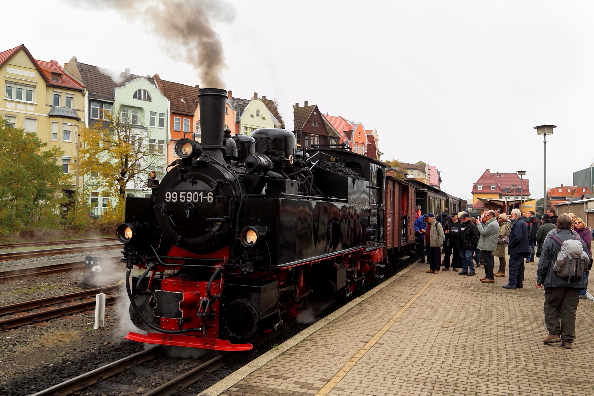 Sonderfahrt der IG HSB am 17.10.2015. Nach einer wohlverdienten Mittagspause im Bw ist jetzt 99 5901 erneut mit ihrem Zug vereinigt. Auch die Fahrgäste haben sich mittlerweile zur Weiterfahrt wieder im Bahnhof Nordhausen Nord eingefunden.