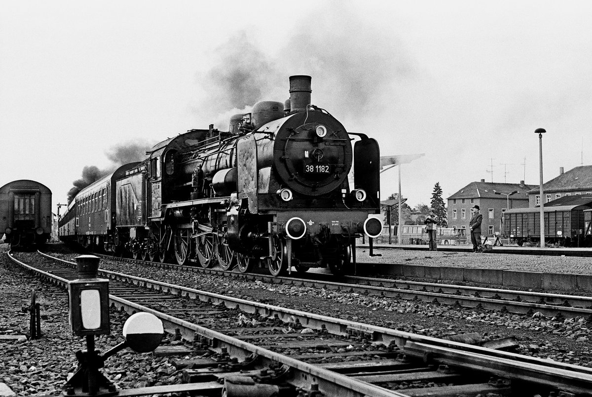 Sonderfahrt mit 38 1182 und 38 205 durch die Lausitz. Fotografiert in Bischofswerda am 09.10.1982