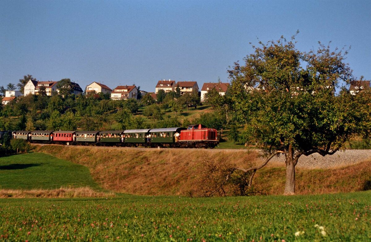 Sonderfahrt mit DB-Diesellok 211 089-8 auf der früheren DB-Nebenbahn Böblingen-Dettenhausen (hier bei Weil im Schönbuch) in einer Zeit, als die Schönbuchbahn  noch eine ländliche Nebenbahnschönheit war. Bei Weil im Schönbuch befindet sich auch ein kleines Automuseum.
Die Schönbuchbahn wurde erst 1996 wiedereröffnet und sie zählte von da an erfreulicherweise zu den Nebenbahnen im Bundesland Baden-Württemberg mit hohen Fahrgastzahlen. 
Datum: 29.09.1985 