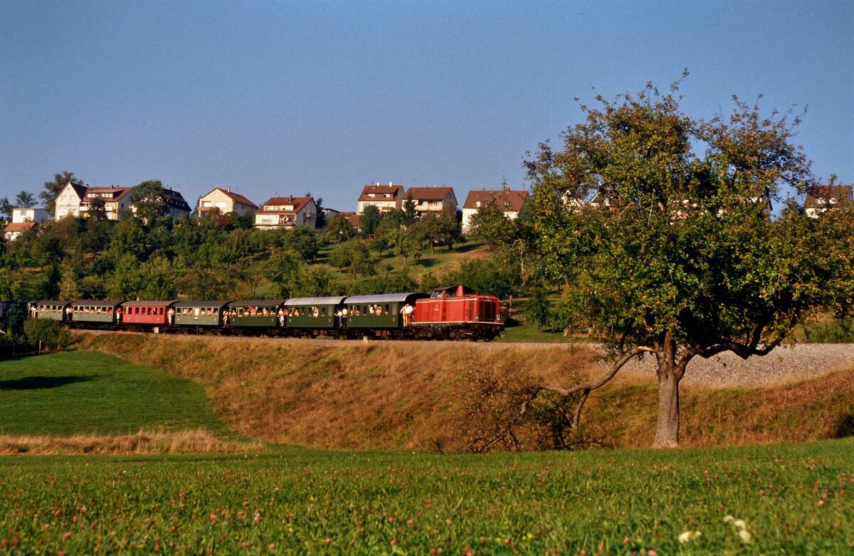 Sonderfahrt mit DB-Lok 211 089-8 auf der früheren DB-Nebenbahn Böblingen-Dettenhausen, als sie noch eine ländliche Nebenbahnschönheit war.
Datum: 29.09.1985 