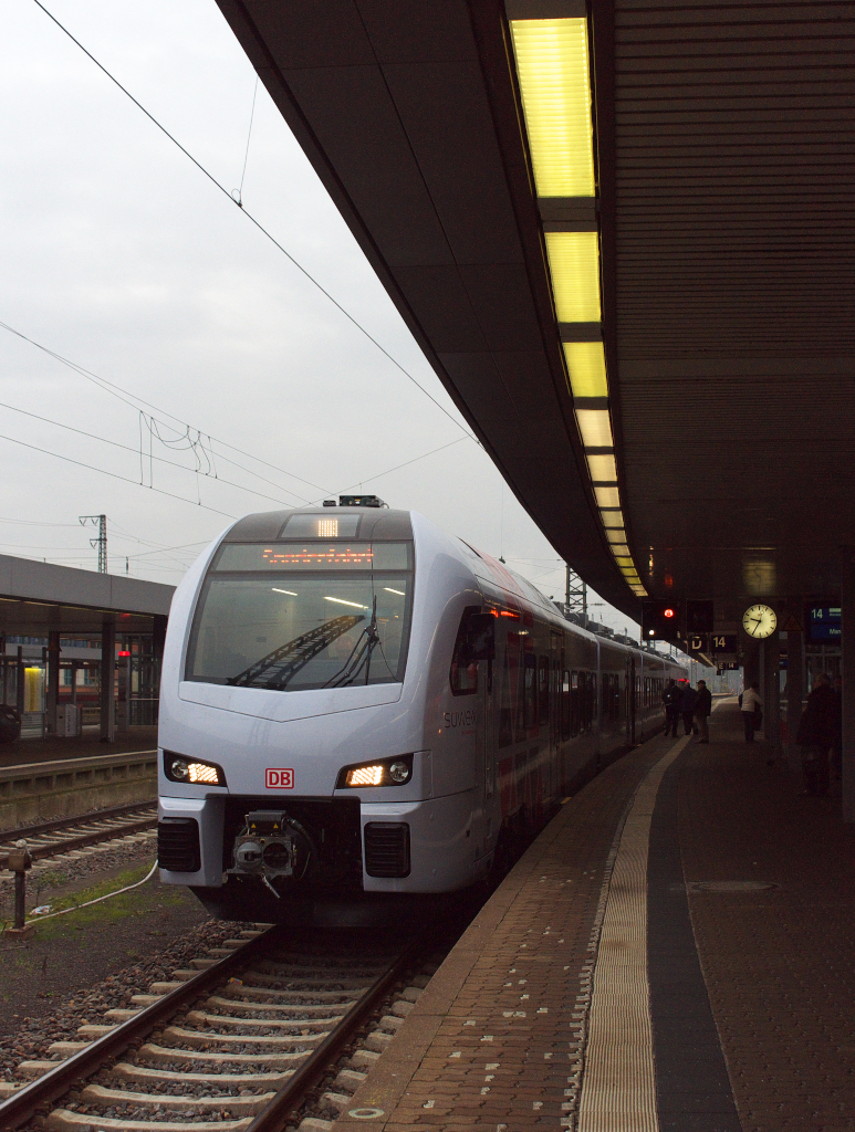 Sonderfahrt mit dem Neuen - 28 Triebzüge vom Typ Stadler Flirt 3 wird die DB Regio Südwest ab Fahrplanwechsel 14.12.2014 auf den Strecken in Rheinland-Pfalz und im Saarland einsetzen. Mein Schatzi und ich hatten zwei kostenlose Sonderfahrkarten zum Testen des Zuges erhalten. Die Fahrt ging am 06.12.2014 von Saarbrücken nach Mannheim und zurück. Die Triebwagen, unter der Firmierung SÜWEX, sollen die Lok bespannten Dosto Züge ersetzen. Hoffentlich reichen die Sitzplatzkapazitäten der fünfteiligen Züge aus, denn nach den ersten Fahreindrücken könnten sich diese Fahrzeuge großer Beliebtheit erfreuen.