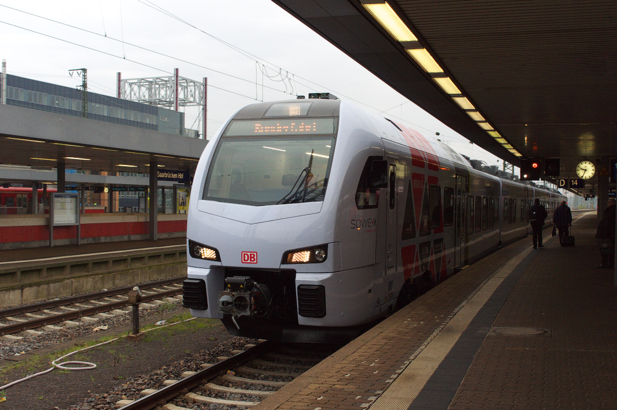 Sonderfahrt mit dem Neuen.....28 Triebzüge vom Typ Stadler Flirt 3 wird die DB Regio Südwest ab Fahrplanwechsel 14.12.2014 auf den Strecken in Rheinland-Pfalz und im Saarland einsetzen. Ivie und ich hatten zwei kostenlose Sonderfahrkarten zum Testen des Zuges erhalten. Die Fahrt ging am 06.12.2014 von Saarbrücken nach Mannheim und zurück. Die Triebwagen, unter der Firmierung SÜWEX, sollen die Lok bespannten Dosto Züge ersetzen. Hoffentlich reichen die Sitzplatzkapazitäten der fünfteiligen Züge aus, denn nach den ersten Fahreindrücken könnten sich diese Fahrzeuge großer Beliebtheit erfreuen. http://www.stadlerrail.com/media/uploads/STA-1432-018_FLIRT-DB-Regio-ESW_D_web.pdf
