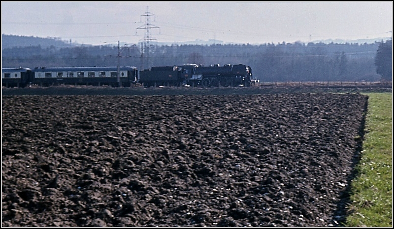 Sonderfahrt mit der französichen R141 in der Schweiz zwischen St.Gallen und Wil. Frühjahr 1979.

Für Horst Lüdike: Leider völlig unbrauchbar sind meine Bilder von damals. Irgendwie hatte ich auch bei den Bahnfotos damals immer völliges Pech mit dem Wetter. Das hatte mich in der Folge auch demotiviert weiter Bahnbilder zu schießen. Bei diesem Bild bin ich der Ansicht, dass es sich nicht um die Nordostbahn, sondern um die Strecke Zürich-St.Gallen handelt. Wir hatten sie nach dem Besuch in (wahrscheinlich) St. Gallen ein Stück weit verfolgt, aber nur einmal erwischt, die konnte richtig schnell fahren...

