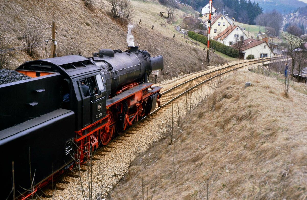 Sonderfahrt mit der fr�heren DB-Dampflok 23 058 auf der Hohenzollerischen Landesbahn, Ort leider unbekannt.
Datum: 06.04.1985