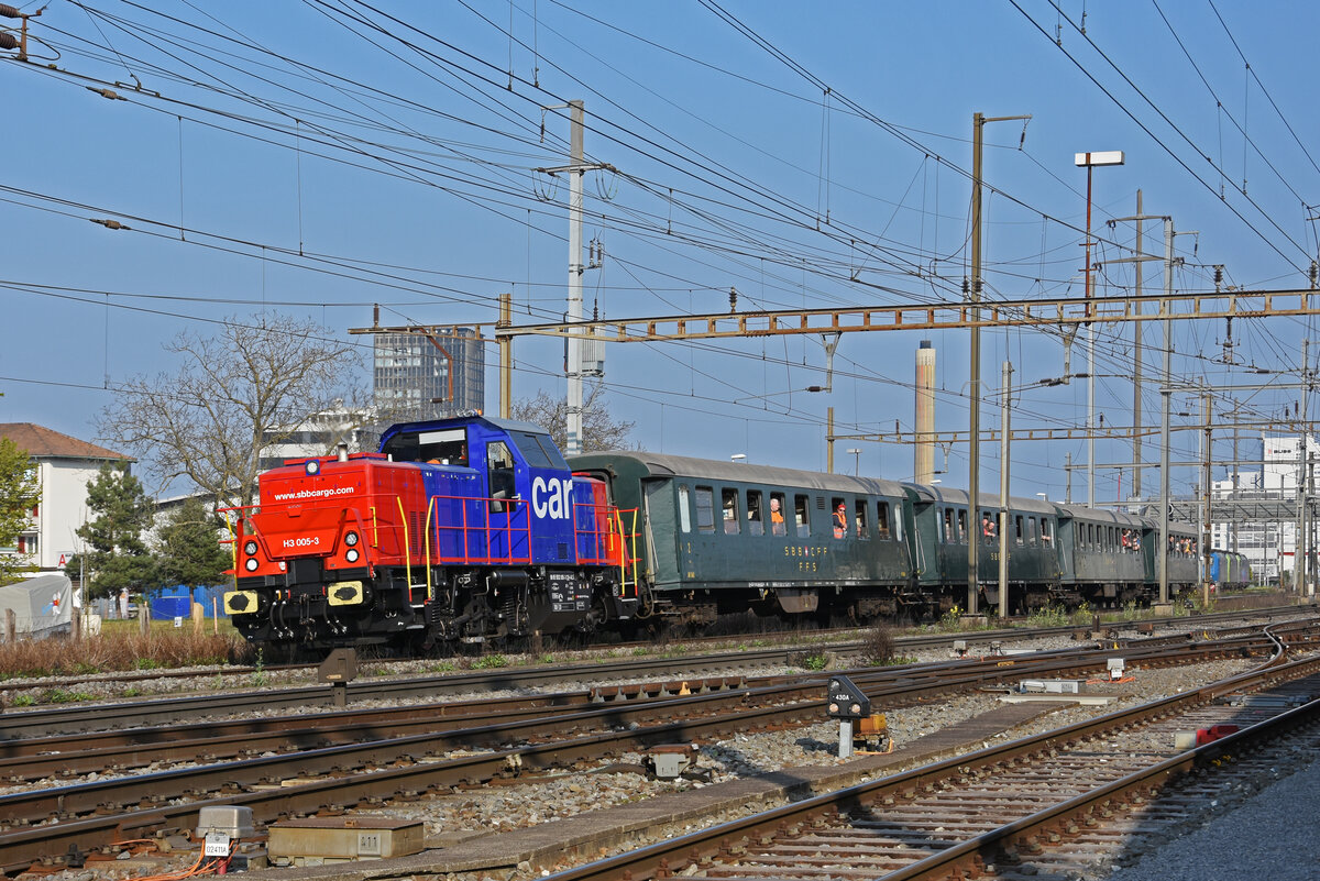 Sonderfahrt mit der H3 98 85 5832 005-3 verlässt den Bahnhof Pratteln. Die Aufnahme stammt vom 26.03.2022.