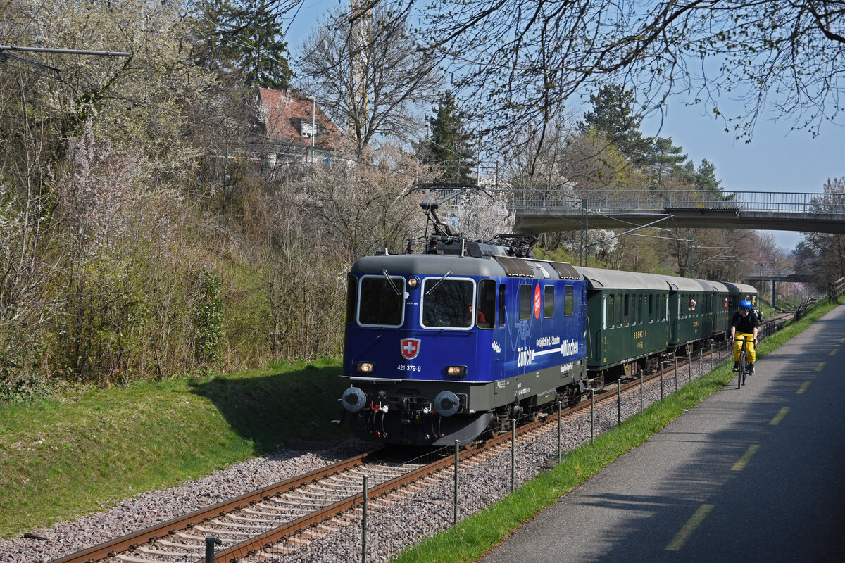 Sonderfahrt mit der Re 421 379-9 fährt vom Bahnhof Riehen Richtung Haltestelle Niederholzboden. Die Aufnahme stammt vom 26.03.2022.