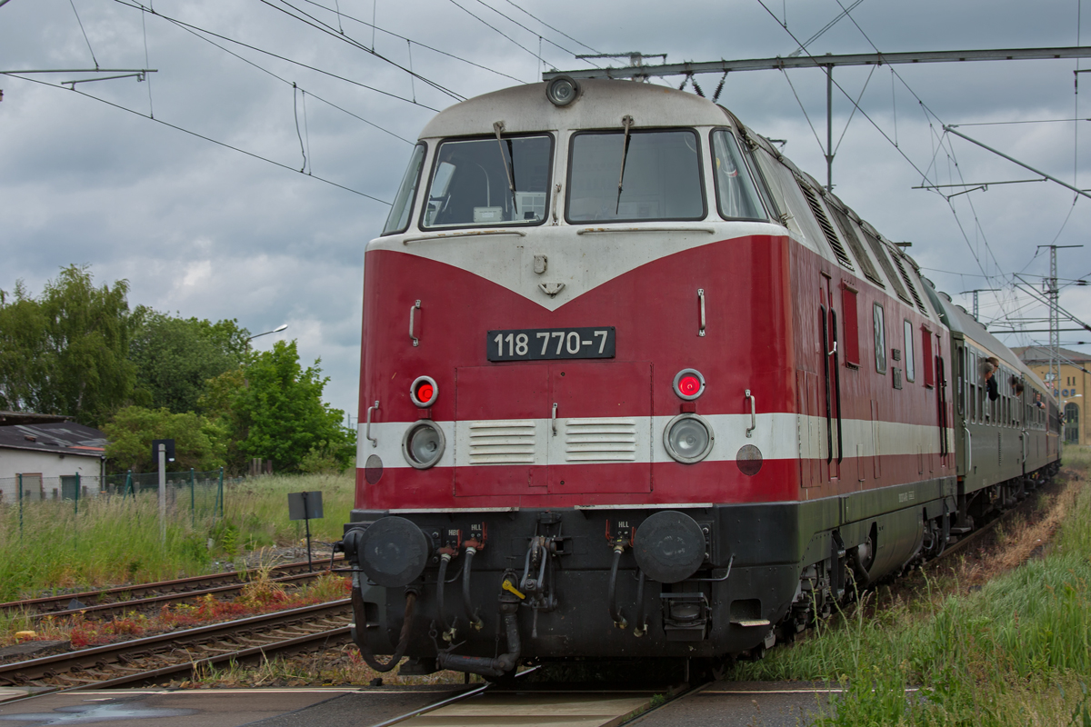 Sonderfahrt der Press zum Bahnhofsfest in Putbus mit den Lok’s 01 0509 und 18 770, hier bei der Ankunft in Pasewalk. - 30.05.2015