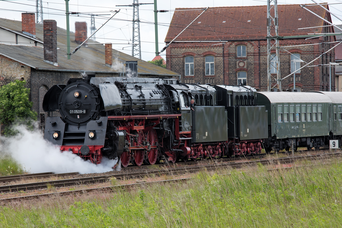 Sonderfahrt der Press zum Bahnhofsfest in Putbus, hier bei der Abfahrt in Pasewalk. - 30.05.2015