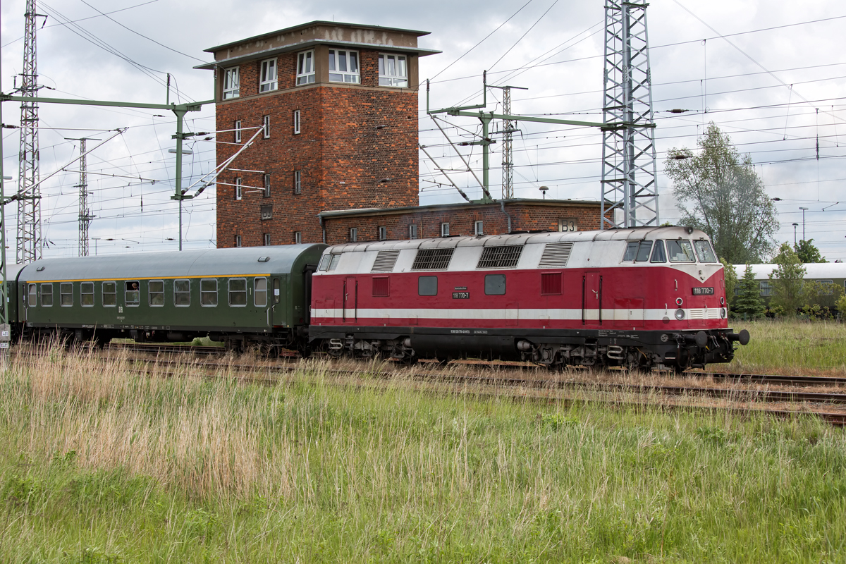 Sonderfahrt der Press zum Bahnhofsfest in Putbus mit der Schlusslok 18 770, hier bei der Vorbeifahrt am ehm. Befehlsstellwerk in Pasewalk. - 30.05.2015
