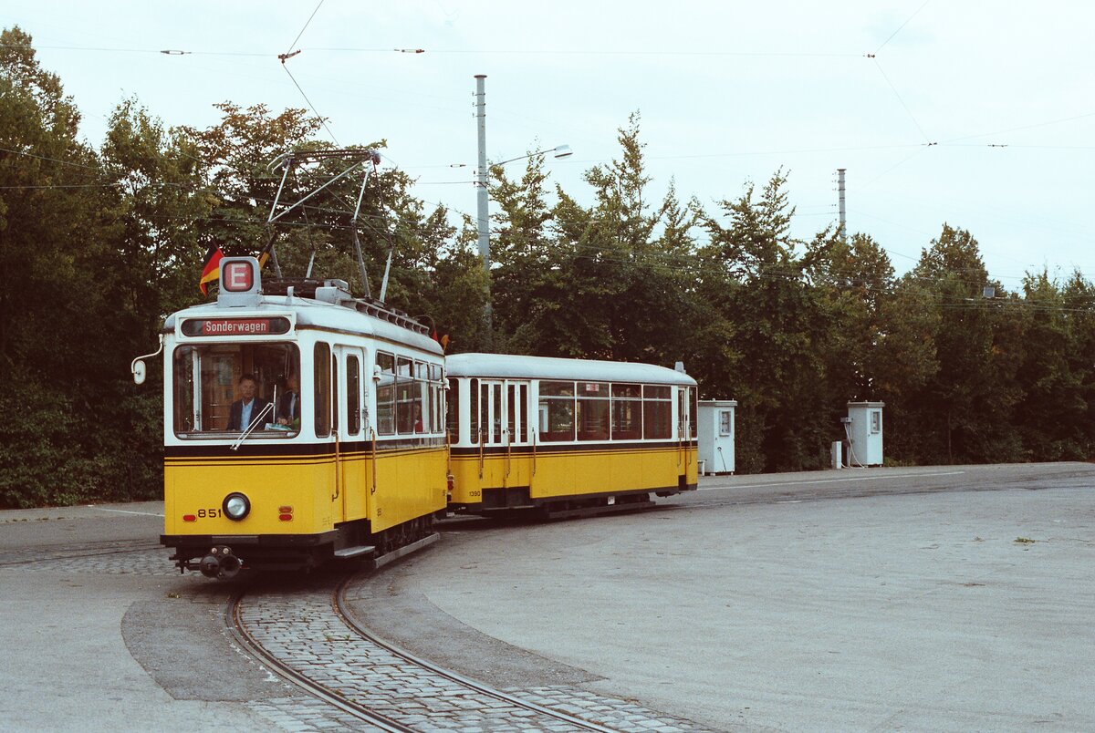 Sonderfahrt der Stuttgarter Straßenbahn zu Ehren der neuen Stadtbahnwagen, der Zug fährt durch die Schleife vor dem früheren Depot Degerloch, 04.09.1983