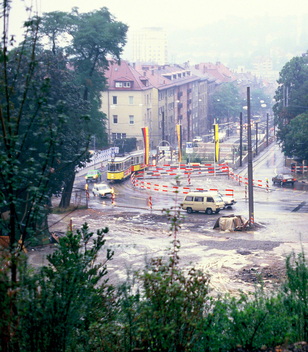 Sonderfahrt der Stuttgarter Straßenbahnen (SSB) zur Eröffnung der Stadtbahnlinie nach Möhringen: Am Bopser quälen sich TW 802 und ein Beiwagen den Berg der Neuen Weinsteige bei heftigem Regen hinauf.