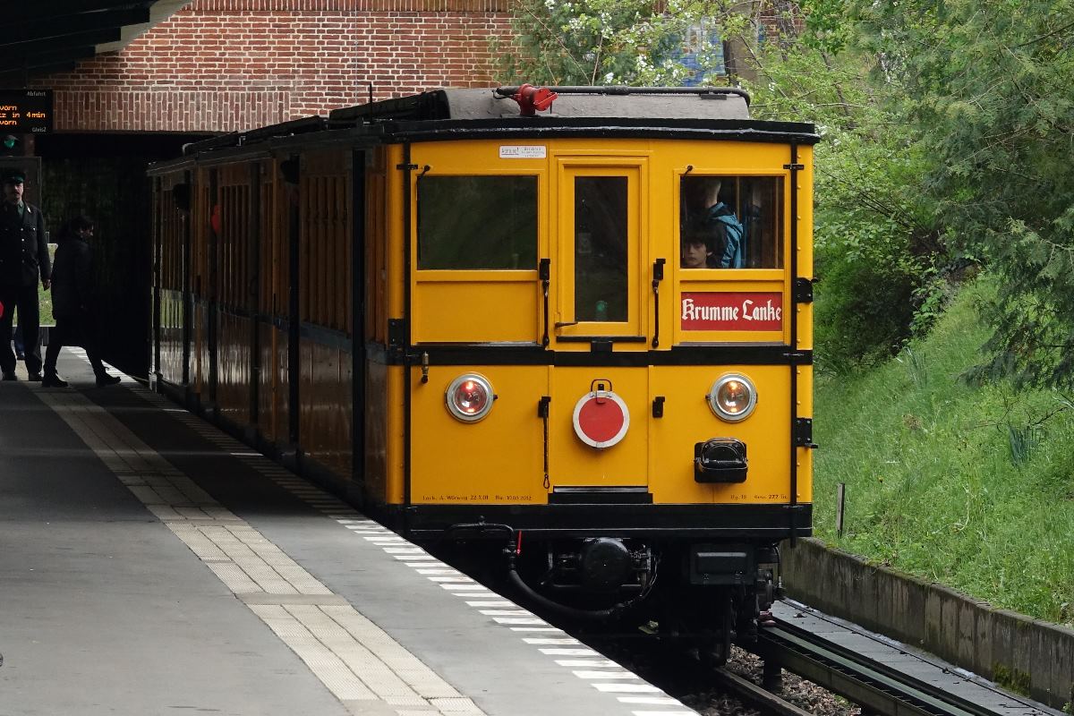 Sonderfahrten mit dem Museumszug der Baureihe A1 der BVG fanden am 16.04.2017 auf der U3 zwischen den Bahnhöfen  Breitenbachplatz  und  Krumme Lanke  statt. Die Fahrten wurden zwischen den Regelfahrten durchgeführt. Hier aufgenommen von hinten beim Halt zum Fahrgastwechsel im U-Bahnhof  Oskar-Helene-Heim .