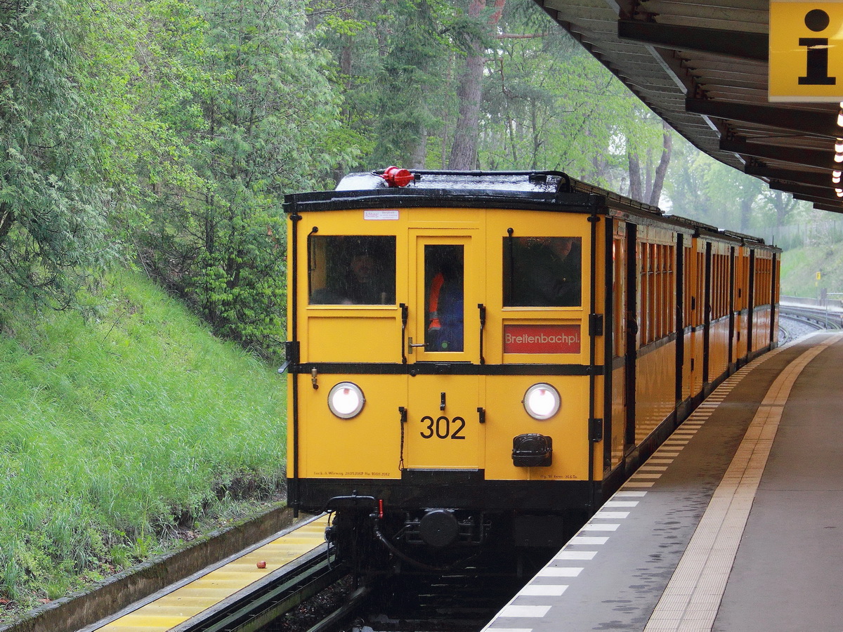 Sonderfahrten mit dem Museumszug der Baureihe A1 der BVG fanden am 16. April 2017 auf der U3 zwischen den Bahnhöfen Breitenbachplatz und Krumme Lanke zwischen  11.34 Uhr und 15.53 Uhr  statt.. Hier der  Museumszug  bei der  Einfahrt in den U-Bahnhof Podbielskiallee.