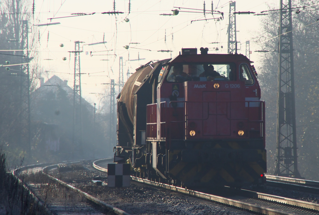 Sonderfuhre zur Dillinger Hütte oder der Kampf gegen die Morgensonne! - angekündigt war eine spezielle Fuhre zur Dillinger Hütte, die mit 20 Km/h unterwegs sein sollte. Eine Kokille oder so was in der Art sollte es sein.
Zwischen Völkingen und Dillingen gibt es am frühen Morgen bei Sonnenschein fast überall nur Gegenlicht und so stellte sich die Frage wohin.
Nach langen suchen und einigen Standortwechseln landete ich am ehemaligen Grubenanschlußgleis des Bergwerk Saar (Ensdorf), das 2012 still gelegt wurde.
Nach fast 30 Minuten warten bei -2° kam dann die Fuhre.
Werklok D 23 - MaK G1206 - der Dillinger Hütte überführte einen Torpedopfannenwagen zur Dillinger Hütte.
Dieser Wagentyp wird eigentlich nur zum internen Flüssigeisentransport im Hüttenbereich eingesetzt.
Der Führerstand war besser besetzt als manch eine Vogtlandbahn zwischen Hof und Plauen.
Viele Grüße an die Jungs und DAAANKEEE für das kleine Hupkonzert!
Bahnstrecke 3230 Saarbrücken - Karthaus 10.12.2013