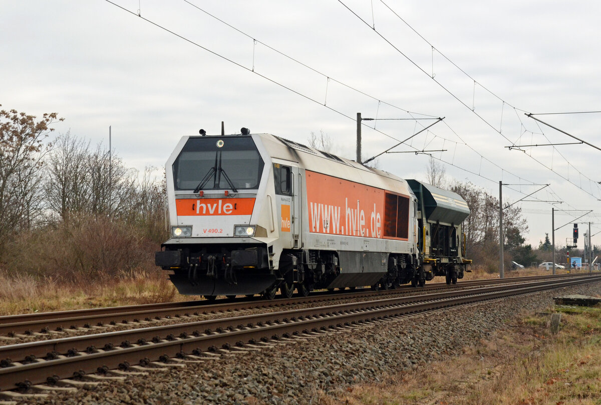 Sonderlich schwer zu arbeiten hatte 264 012 der hvle am 10.12.21 nicht, als sie mit nur einem Schüttgutwagen durch Greppin Richtung Bitterfeld rollte.