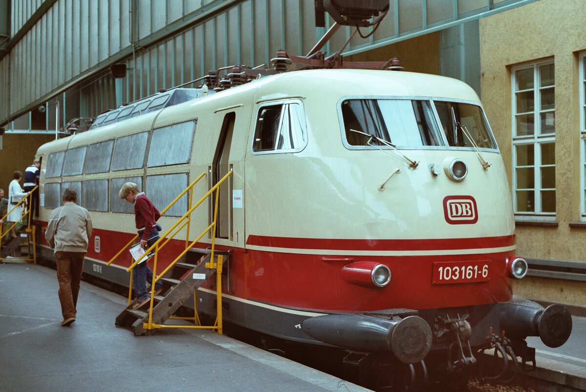 Sonderveranstaltung auf Gleis 1 des Stuttgarter Hauptbahnhofs (11.09.1983): Zu  dieser Zeit waren Lokomotiven der E-Lokbaureihe 103 noch Alltag auf Schienen der DB, so auch eine besondere  Schönheit auf Rädern , DB-Lok 103 161-6.