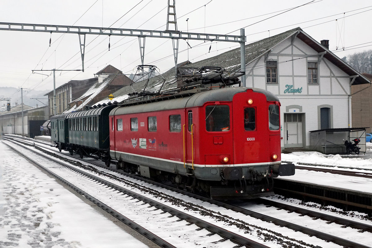 Sonderzug vom 11. Dezember 2017 im Dienste des Bahnmuseums Kerzers mit Re 4/4 I 10009 + C 5820 + F 16005 anlässlich der Bahnhofsdurchfahrt Suberg-Grossaffoltern.
Foto: Walter Ruetsch