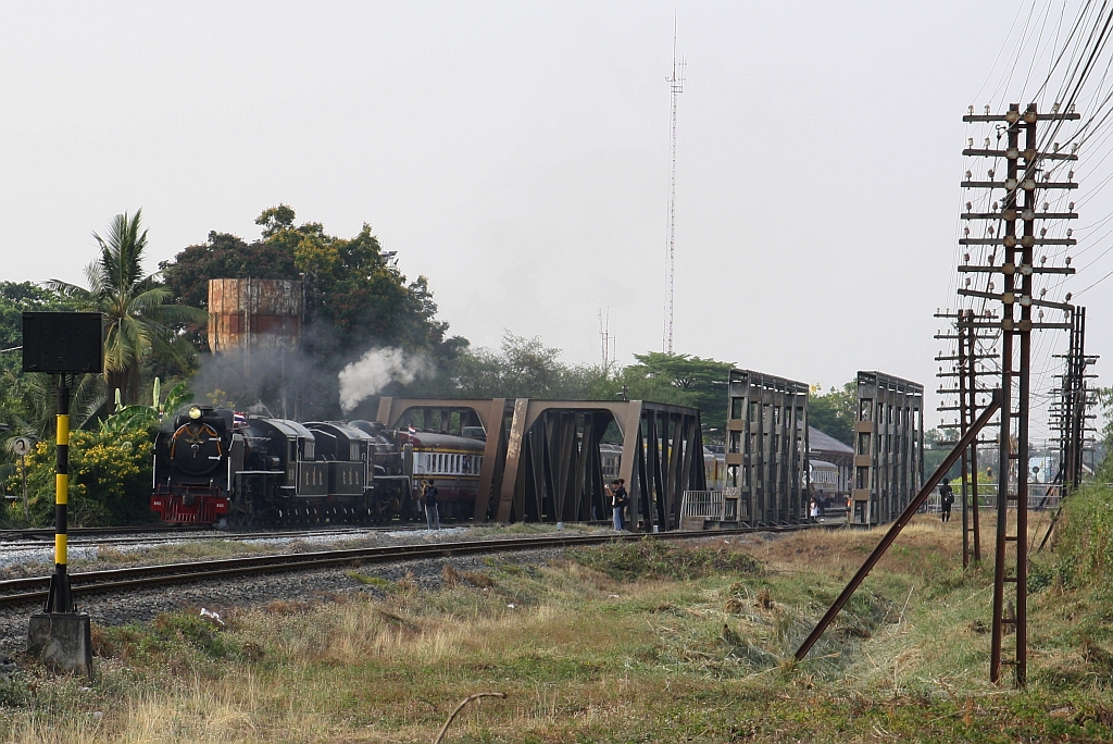 Sonderzug 902 (Ayutthaya - Hua Lamphong), gezogen von der 850 (2'C1'h2, Nippon Sharyo (Japan), Bauj. 1950, Fab.Nr. 1547) und der 824 (2'C1'h2, Nippon Sharyo (Japan), Bauj. 1949, Fab.Nr. 1525) am 26.März 2024 beim Verlassen der Ayutthaya Station.