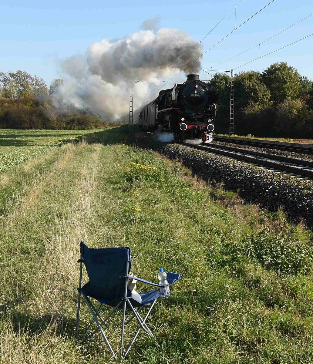 Sonderzug aus den Niederlanden auf dem Heimweg, an der Zugspitze die 01 1075 von Stoomsichting NL hier bei Gierath am Sonntag den 21.10.2018