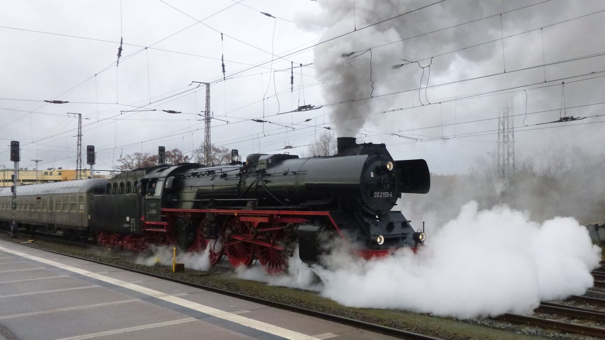 Sonderzug Berlin-Stralsund am 28.11.2015 mit 03 2155 bei der Rückfahrt aus Stralsund Hbf.