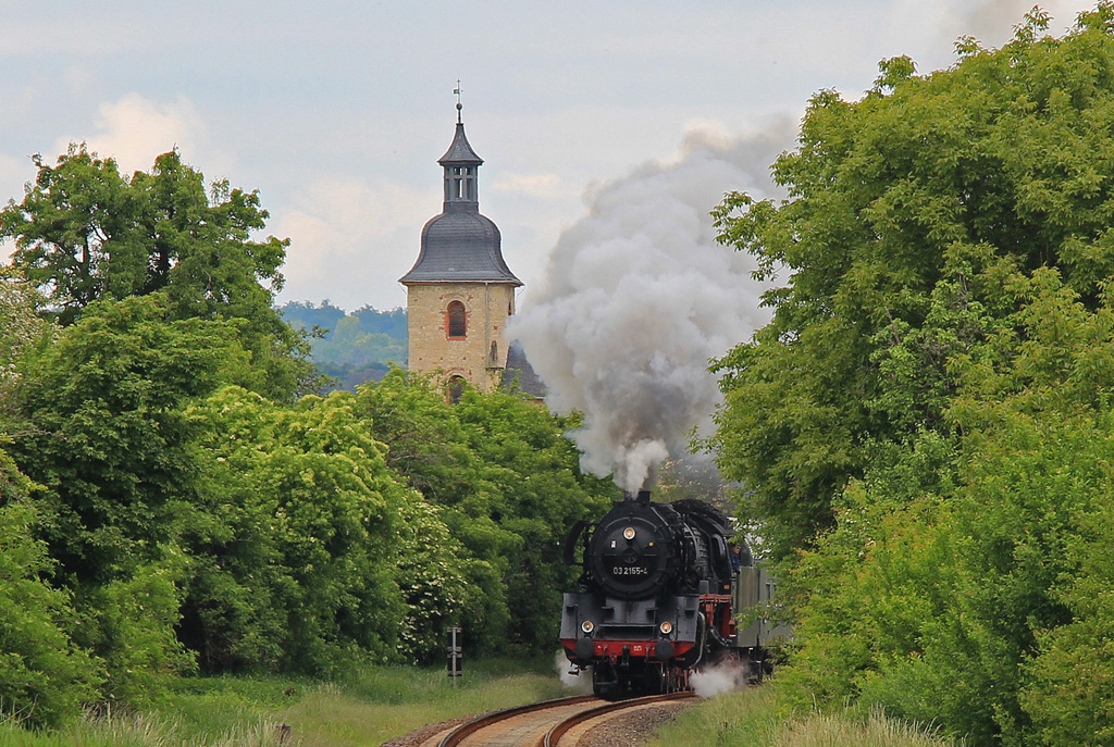 Sonderzug des Eisenbahnmuseums Leipzig zur diesjährigen  Saaleweinmeile . Nachdem in Naumburg-Roßbach die Fahrgäste den Zug verließen, ist er hier als Leerzug von Freyburg/Unstrut zurück nach Naumburg in Höhe der Nißmitzer Kirche zu sehen, 24.05.2015 