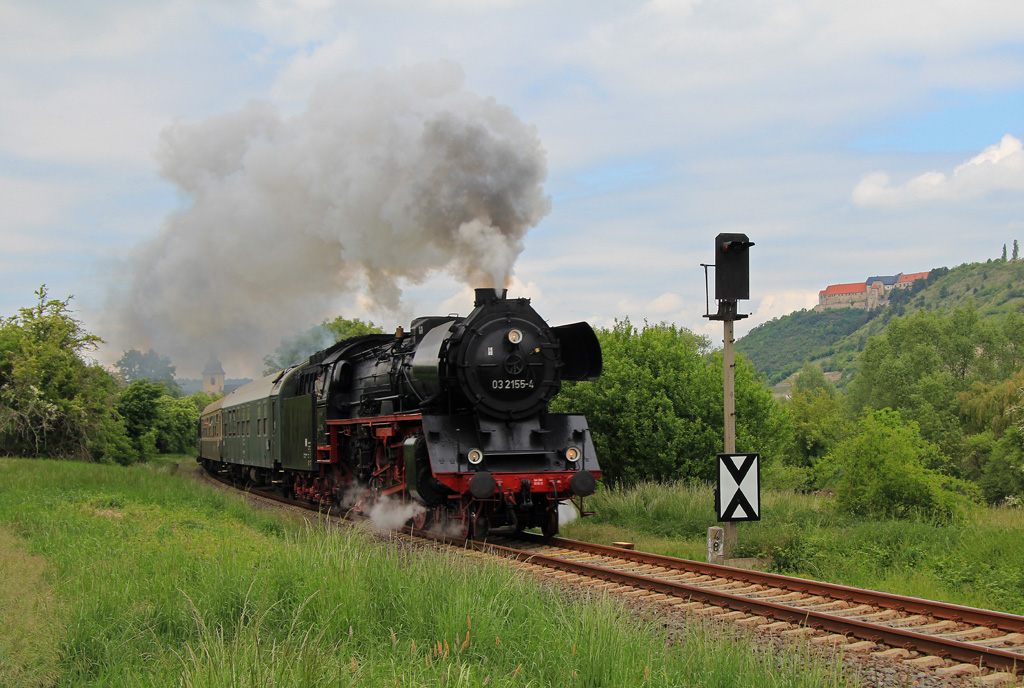 Sonderzug des Eisenbahnmuseums Leipzig zur diesjährigen  Saaleweinmeile . Nachdem in Naumburg-Roßbach die Fahrgäste den Zug verließen, ist er hier als Leerzug von Freyburg/Unstrut zurück nach Naumburg unterwegs, 24.05.2015 