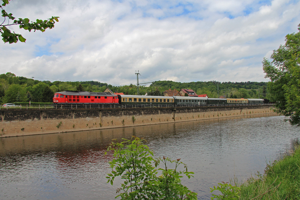 Sonderzug des Eisenbahnmuseums Leipzig zur diesjährigen  Saaleweinmeile . Durch den kurzfristigen Ausfall der vereinseigenen 52 8154-8 kam ersatzweise 232 416-8 der LEG zum Einsatz. Hier ist er als Leerzug auf der Stützmauer in Bad Kösen zu sehen, 24.05.2015 