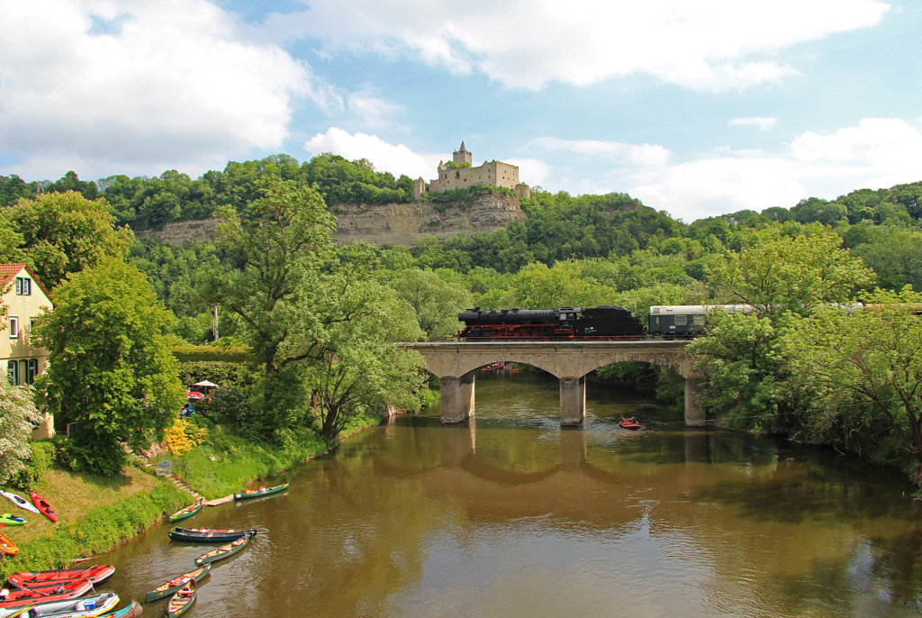 Sonderzug des Eisenbahnmuseums Leipzig zur diesjährigen  Saaleweinmeile . Eine der beiden Lokomotiven war 03 2155-4 von WFL die hier, die Saale überquerend, unterhalb der Rudelsburg zu sehen ist, 24.05.2015.