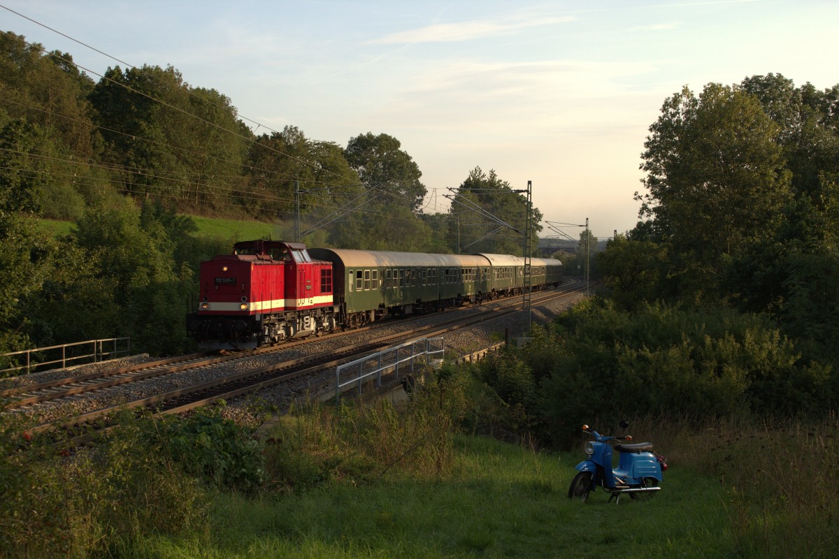 Sonderzug DPE 95986 mit blauer Schwalbe bring Reichsbahnflair ins Vogtland. Am 12.09.2015 passierte die 112 565 mit ihrem Sonderzug gerade Liebau/Pöhl.
