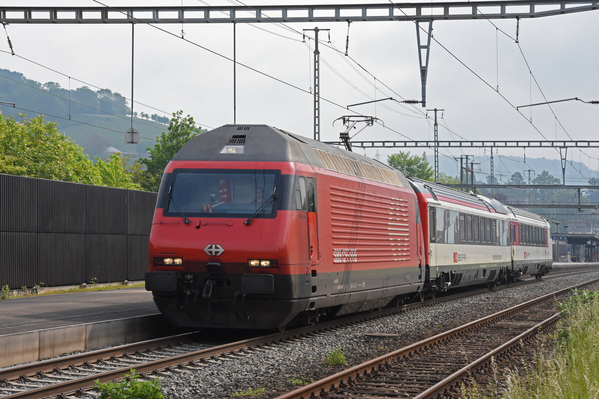 Sonderzug für Infrastruktur Diagnose mit der Re 460 064-9 durchfährt am 23.05.2023 den Bahnhof Gelterkinden.