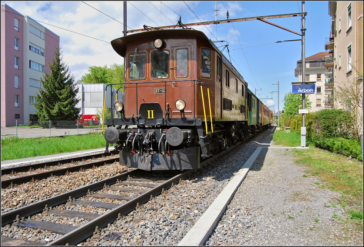 Sonderzug von Konstanz nach Rorschach am Mittag des 1. Mai 2008 beim Halt in Arbon. Die Lok BT 14 der ehemaligen Bodensee-Toggenburgbahn stimmt ein auf die vielen Oldtimer zu Land, Wasser, in der Luft und natürlich auf den Schienen während der Arbon Classics. 