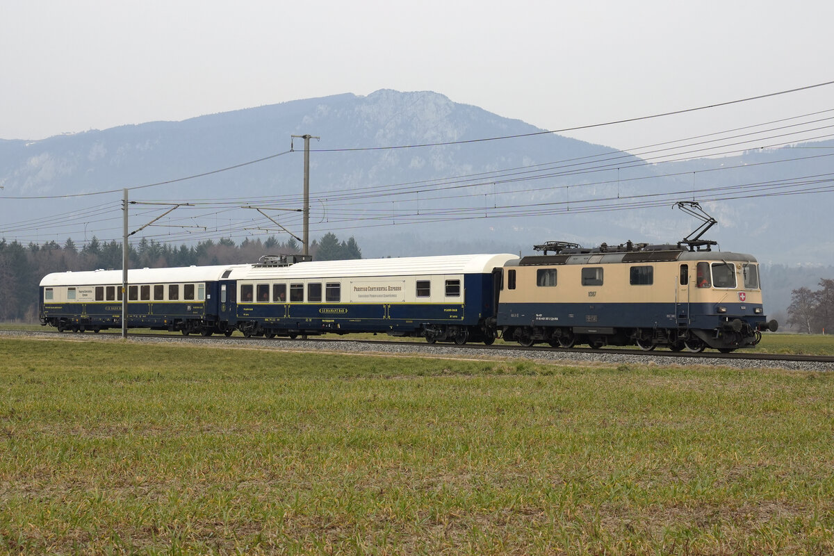 Sonderzug Lausanne - Arth-Goldau mit der Re 421 387-2 bei Deitingen am 12. März 2022.
Foto: Walter Ruetsch