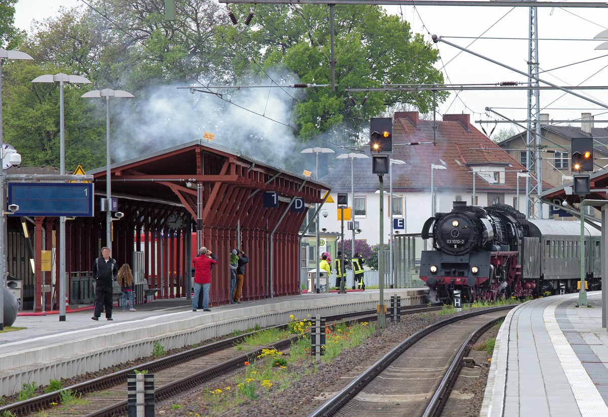 Sonderzug mit der 03 1010 fährt in den Bahnhof Pasewalk ein. - 10.05.2014