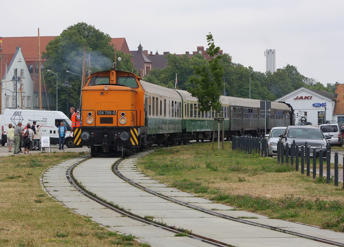 Sonderzug mit 3 346 746-0 D-PRESS / 106 756 am 21.07.2019 in Greifswald Höhe Museumshafen.