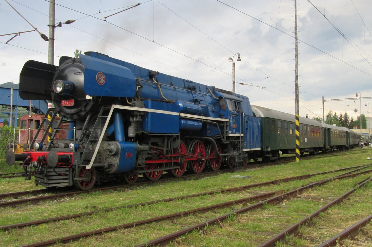 Sonderzug mit 477 013 treft am 30 Mai 2015 in Vrukty Nakladi Stanica ein. 